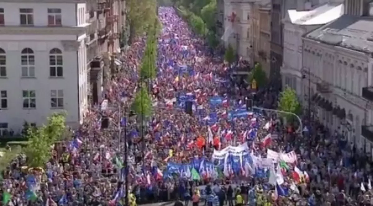 Proteste de amploare în Varșovia. Au defilat împotriva Guvernului