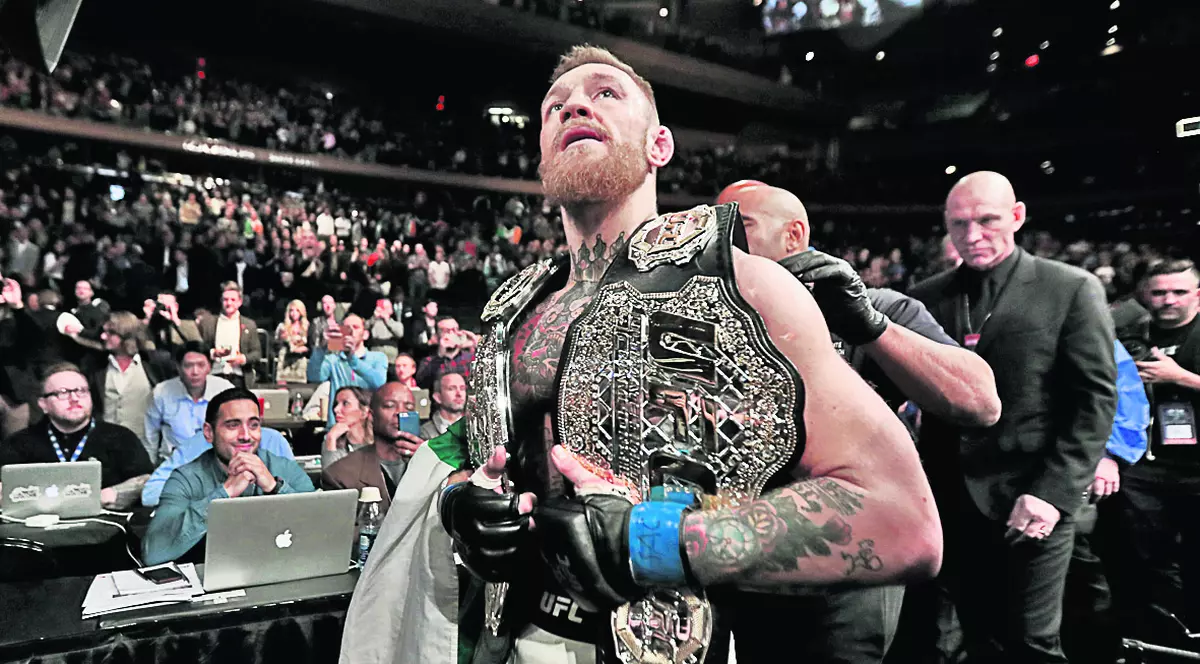 Conor McGregor, cu centura de campion mondial UFC câștigată recent. (FOTO: Agerpres)