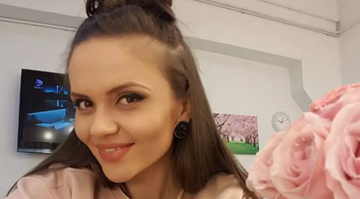 Cristina Șișcanu, îmbrăcată într-o bluză de culoare roz, își face un selfie în casă