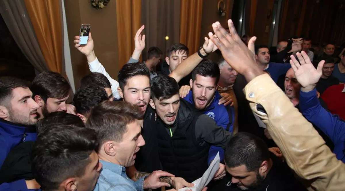 Fotbaliștii au cântat noul imn al Viitorului, citind versurile de pe foi