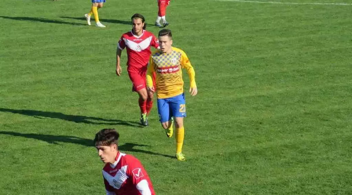 Cine este puștiul fără o bucată din brațul stâng care a debutat în Liga I și visează să ajungă la FC Barcelona: Cosmin Lambru