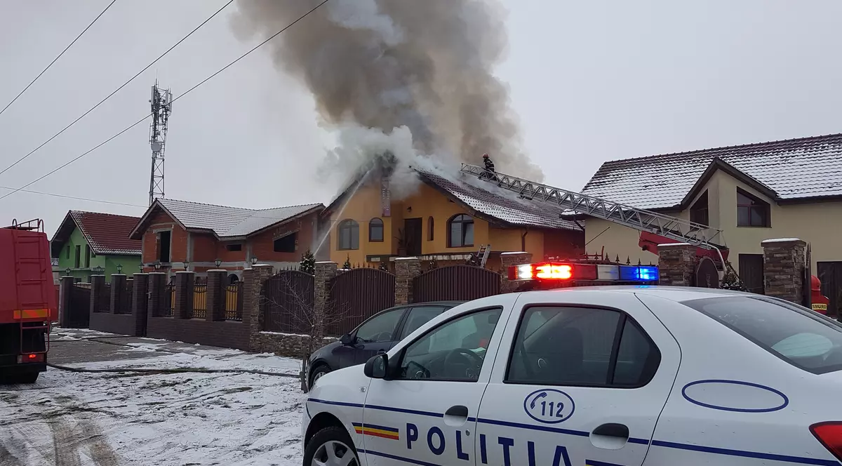 Incendiu la un salon de masaj din Arad. Flăcările au mistuit acoperișul