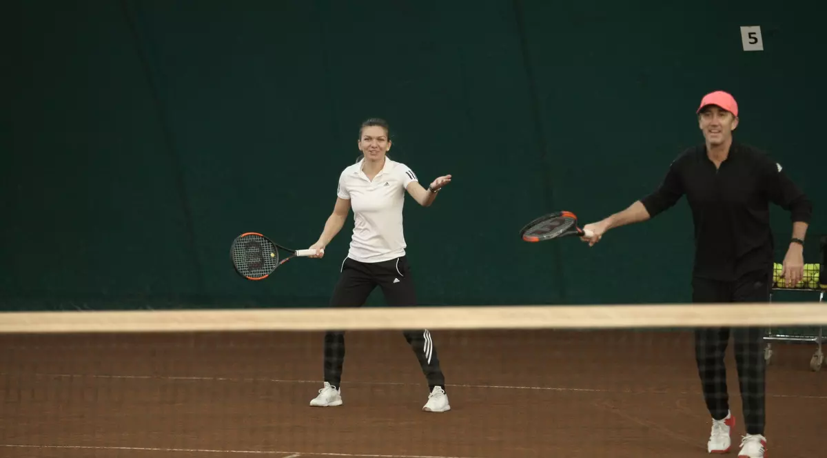 Simona Halep a dat lecții de tenis. Simona Halep, dreapta, asistată de Darren Cahill FOTO: Dumitru Angelescu (Libertatea)