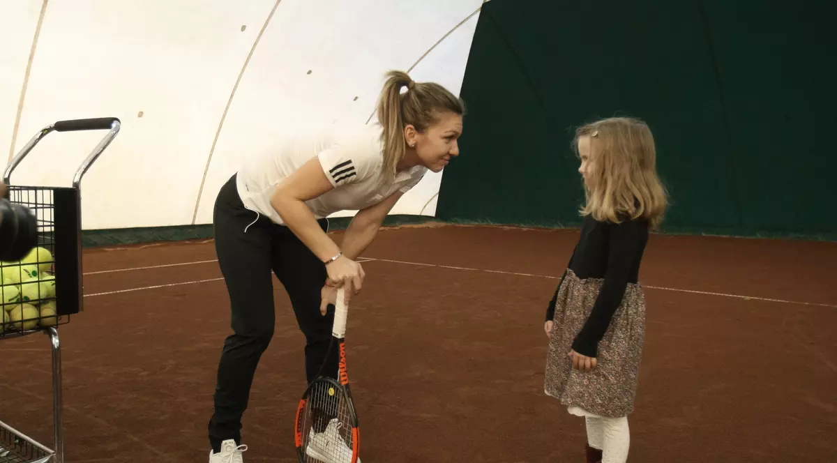 Simona Halep vorbește cu o puștoaică FOTO: Dumitru Angelescu