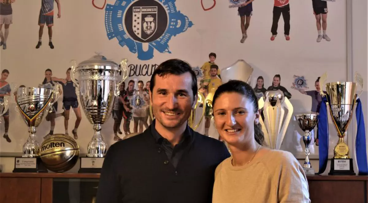 Irina Begu, zâmbind alături de Alin Petrache, directorul general al lui CSM București. (FOTO: csmbucuresti.ro)