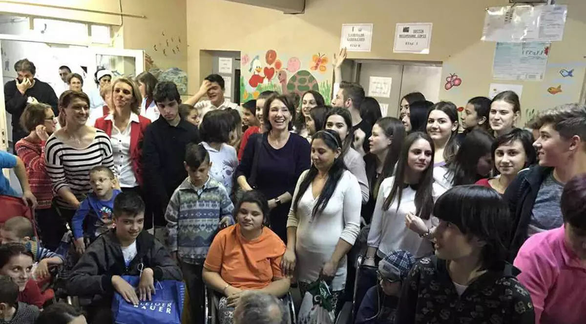 Carmen Iohannis le-a dus cadouri bolnavilor de la Spitalul de Pediatrie