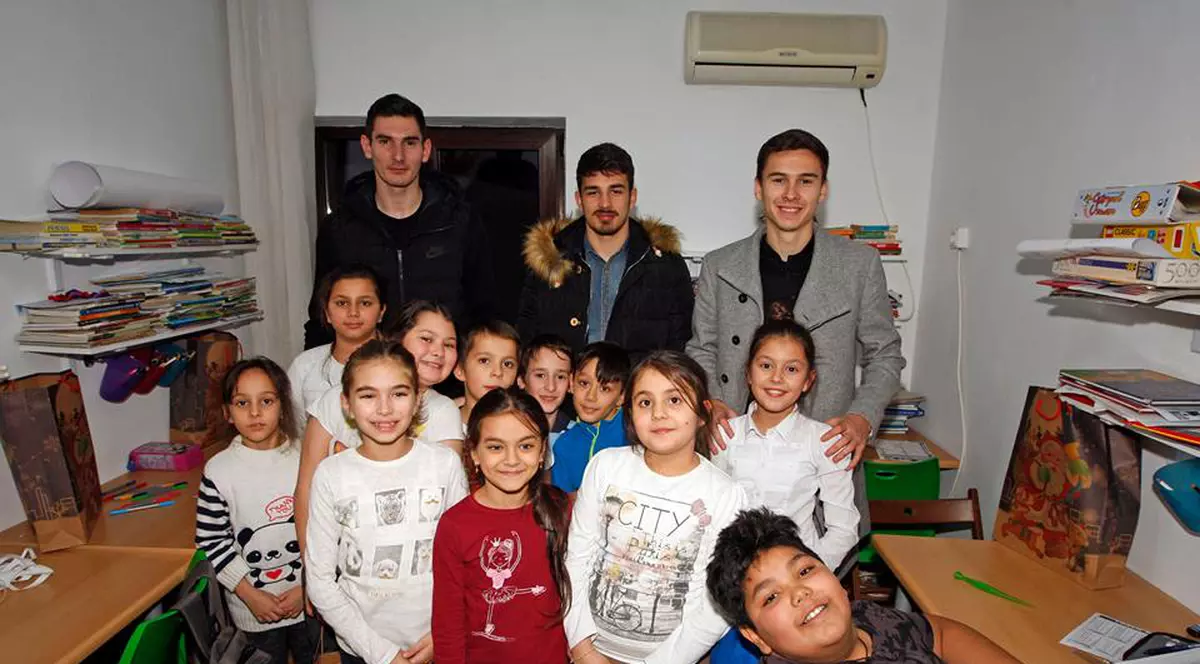 Dinamoviștii au împărţit cadouri copiilor de la Asociaţia ”Ana şi copiii”