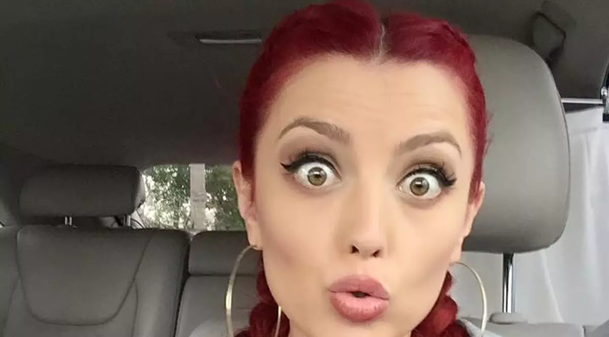 Elena Gheorghe s-a pozat sexy în Dubai. Fanii au observat imediat detaliul. "Ești cam tristă"