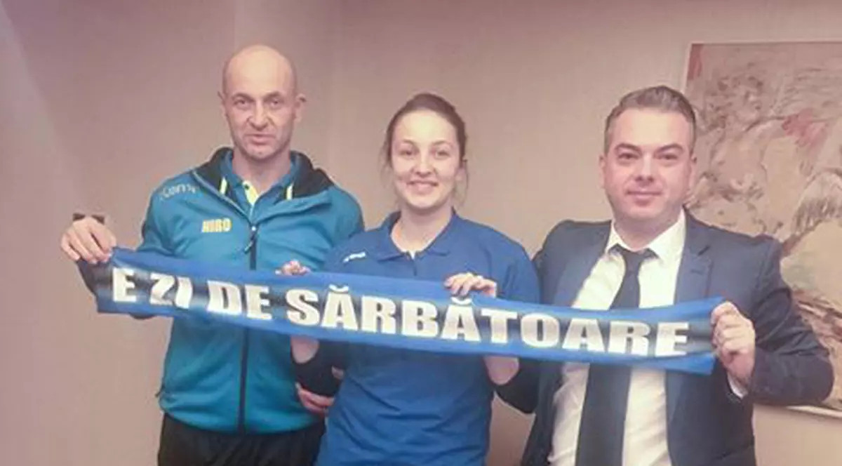 Eliza Buceschi, alături de tatăl ei (stânga) și de un oficial al clubului HC Dunărea Brăila. (FOTO: facebook.com/HCDBraila)