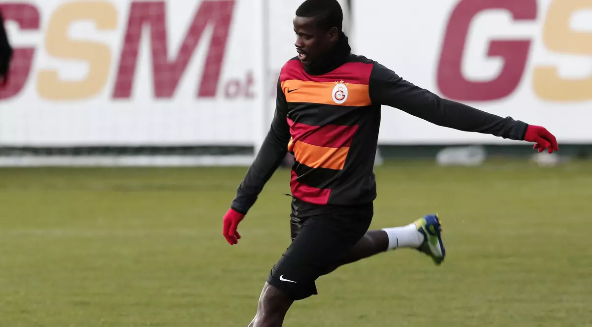 Emmanuel Eboue, în timpul unui antrenament la Galatasaray. (FOTO: EPA)