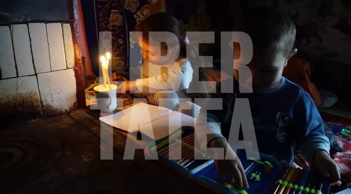 Adună lumânări din cimitir pentru a avea lumină ca să-și facă temele
