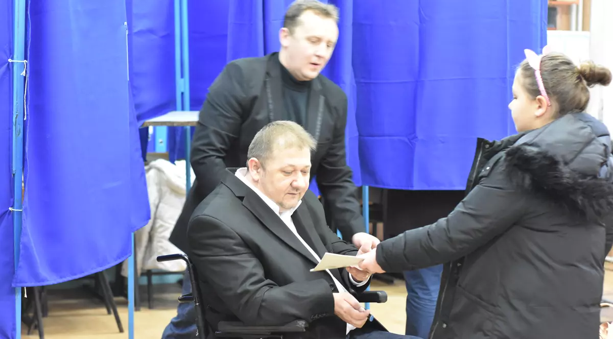 Ionuţ Narcis Chisăliţă, primul candidat cu dizabilităţi din România a votat. Ionuţ Narcis Chisăliţă, în scaunul cu rotile la secția de votare