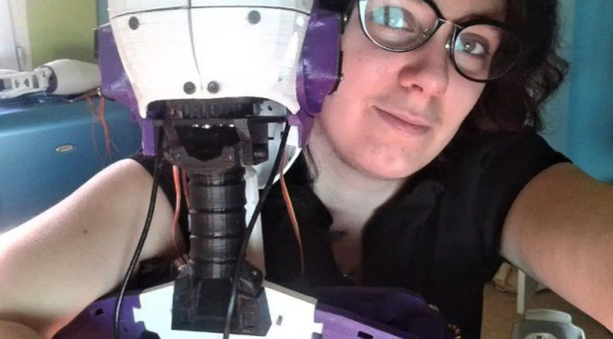 O femeie din Franța s-a îndrăgostit de un robot și vrea să se căsătorească cu acesta