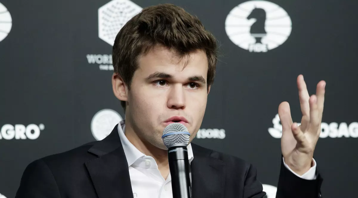Magnus Carlsen, campionul mondial la șah, răspunzând întrebărilor jurnaliștilor în timpul unei conferințe de presă. (FOTO: EPA)