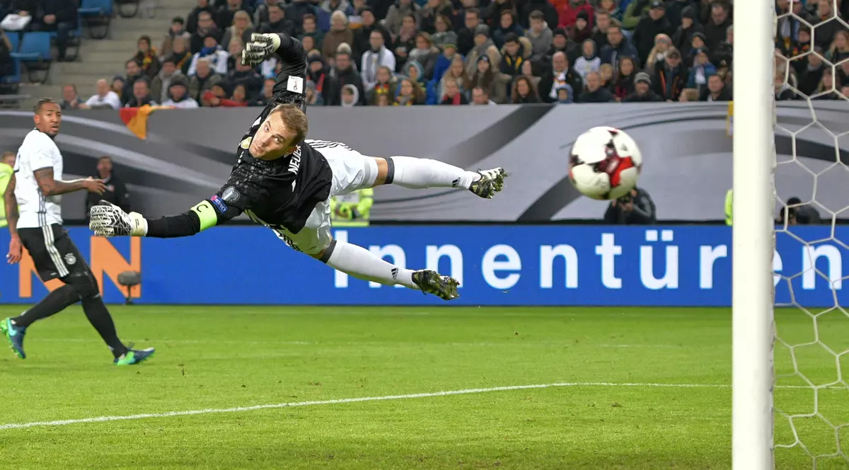 Paradă a portarului Manuel Neuer în timpul unui meci Germania - Cehia. (FOTO: EPA)