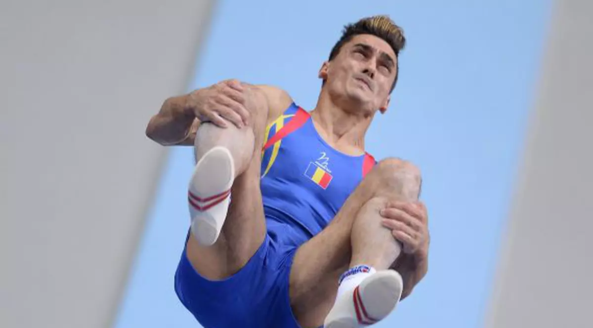 Marian Drăgulescu, în timpul efectuării unei sărituri în sala de gimnastică. (FOTO: HEPTA)