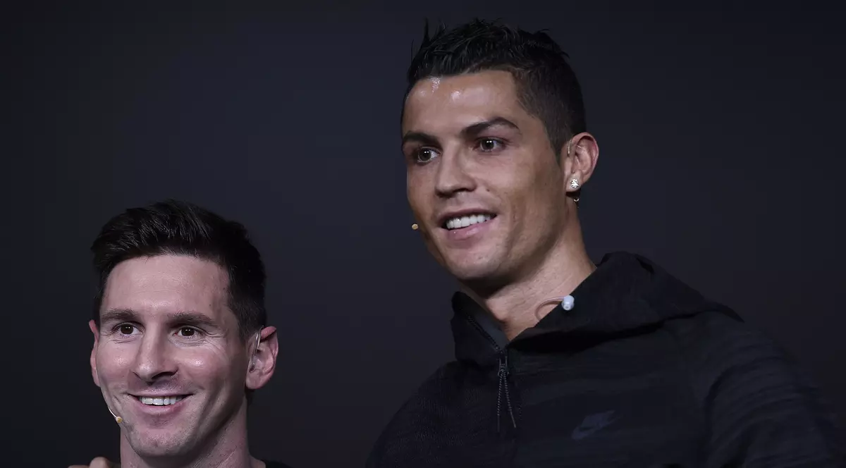 Lionel Messi (stânga) și Cristiano Ronaldp zâmbesc în timpul unei gale a Balonului de Aur. (FOTO: EPA)