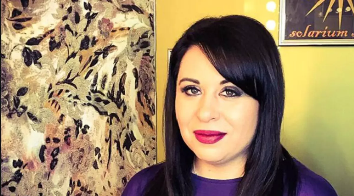 Oana Roman s-a făcut brunetă și și-a pus extensii. 