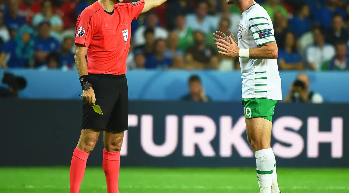 Ovidiu Hațegan (stânga), într-un dialog cu Robbie Brady, în timpul meciului Irlanda - Italia (1-0) de la Euro 2016. (FOTO: EPA)