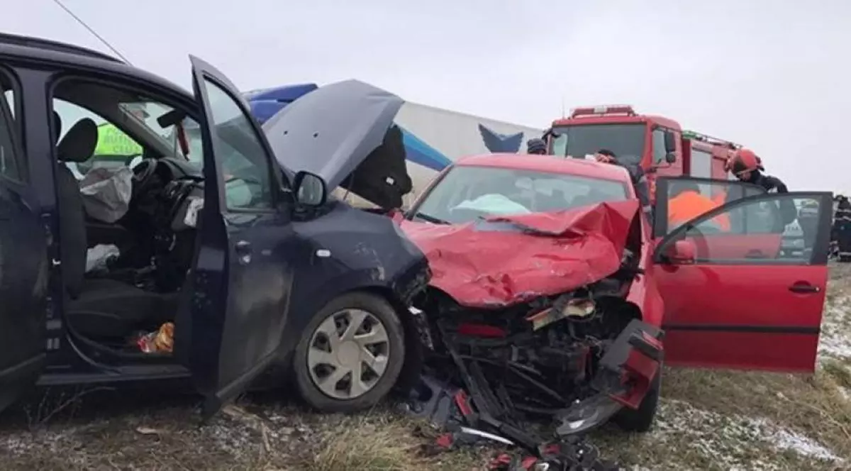 Șapte persoane rănite în urma impactului dintre două autoturisme