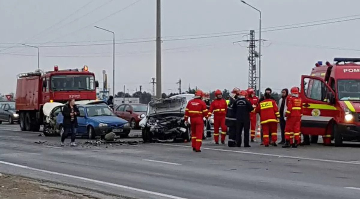 Accident pe DN1 între Ploiești și Brașov. O persoană a murit și alte trei au fost rănite, după un carambol cu trei mașini.