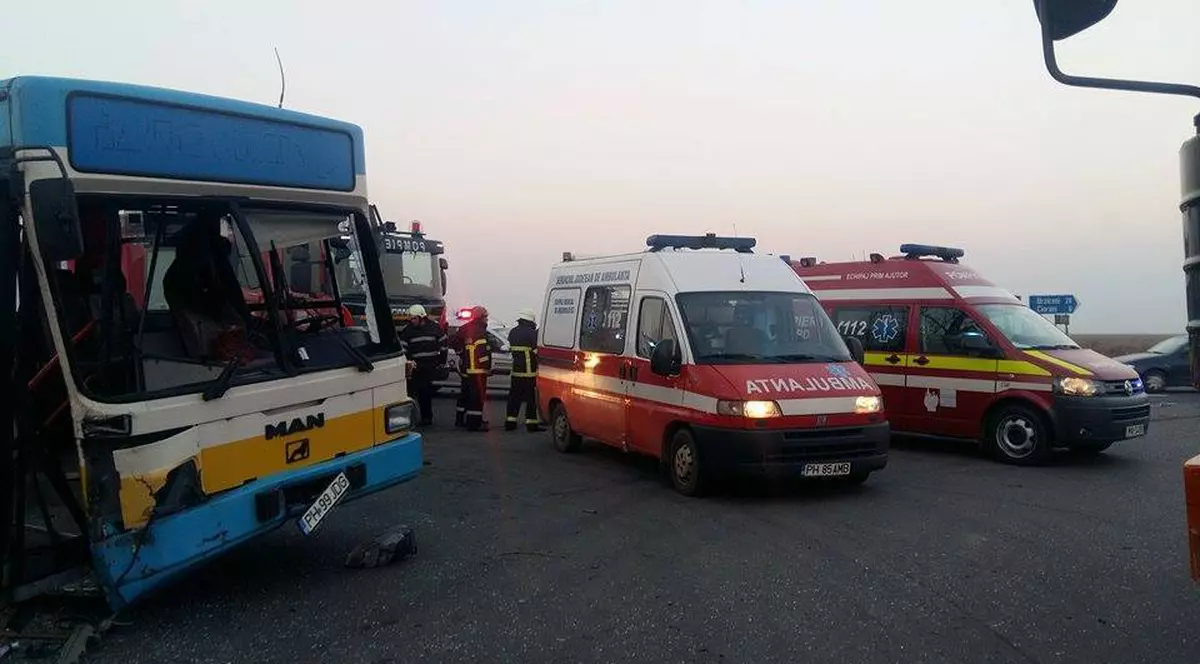 Doi morți și zece răniți, după ce o autoutilitară a intrat într-un autobuz FOTO și VIDEO