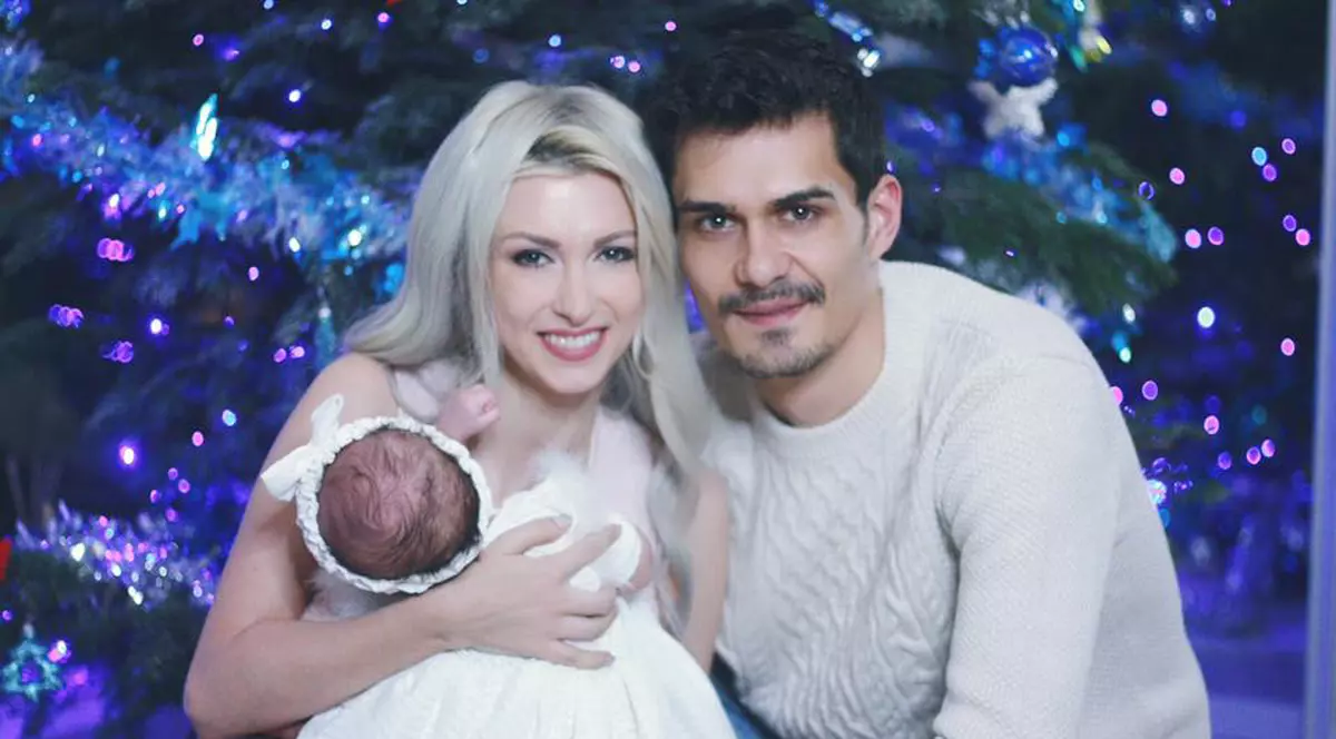 Andreea Bălan și george Burcea, alături de fetița lor, Ella, lângă bradul de Crăciun