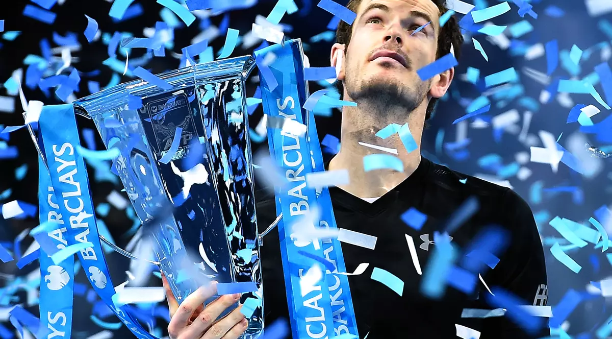Jucătorul de tenis Andy Murray, cu trofeul câștigat la Turneul Campionilor de la Londra. (FOTO: EPA)