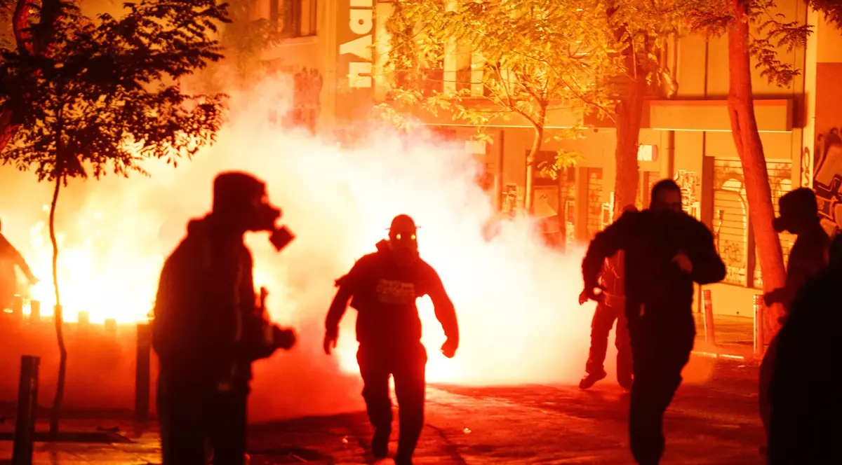 Violențe puternice la Atena. Cel puțin 23 de persoane reținute