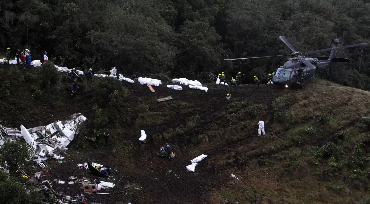 Un avion s-a prăbușirt în Columbia, accidentul soldându-se cu 71 de morți EPA/LUIS EDUARDO NORIEGA