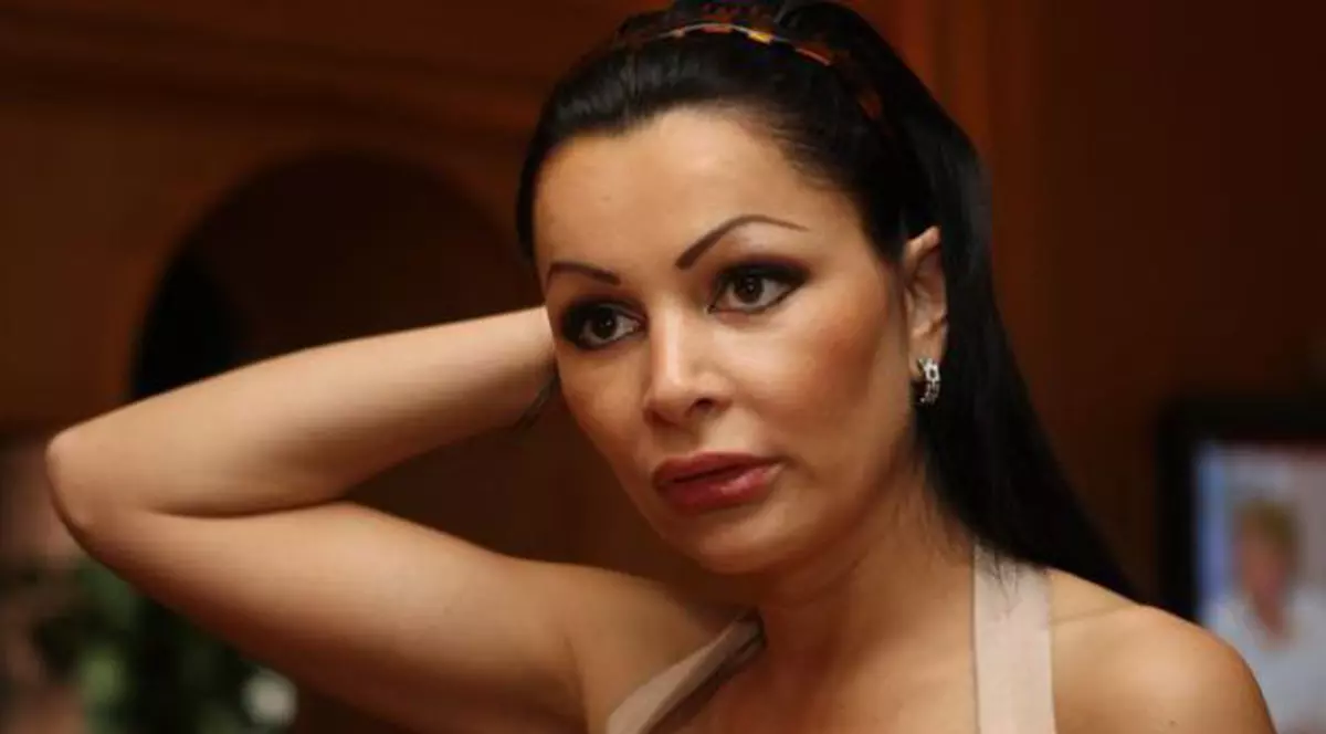 Brigitte Sfât își mângîie părul lung