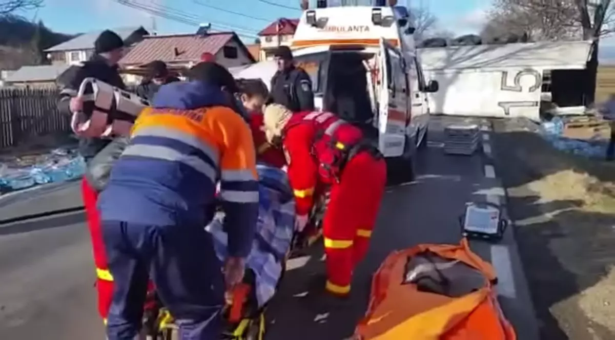 Un camion s-a răsturnat în Vălenii de Munte