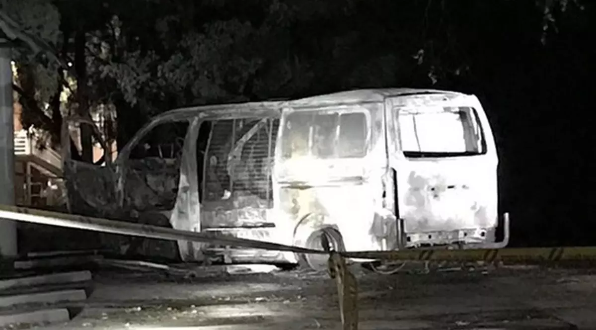 camionetă în flăcări