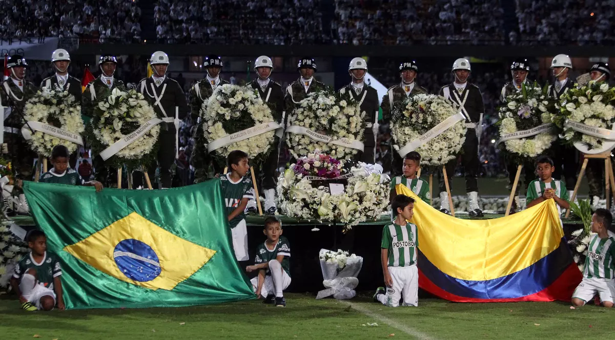 Avion prăbușit în Columbia. 150.000 de oameni i-au comemorat pe cei 71 de morți, printre care și aproape toți jucătorii de la Chapecoense | FOTO&VIDEO