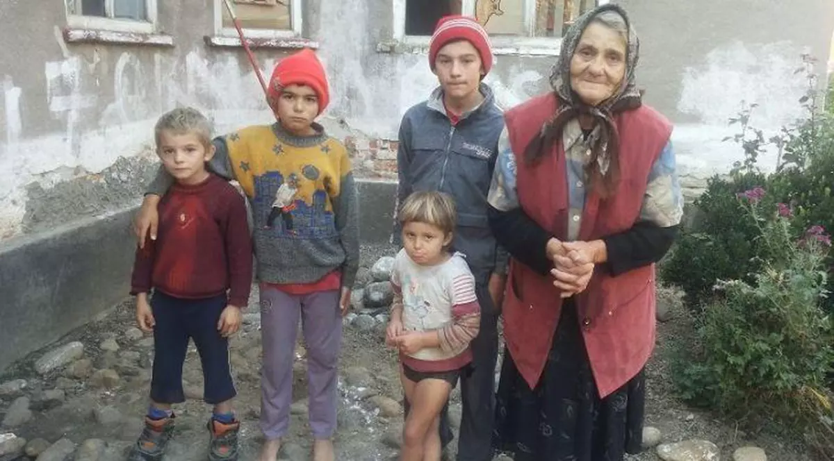 Patru frați din Caraș-Severin sunt crescuți doar de bunică. Părăsiți de părinți, copiii așteaptă Crăciunul fără căldură și fără mâncare