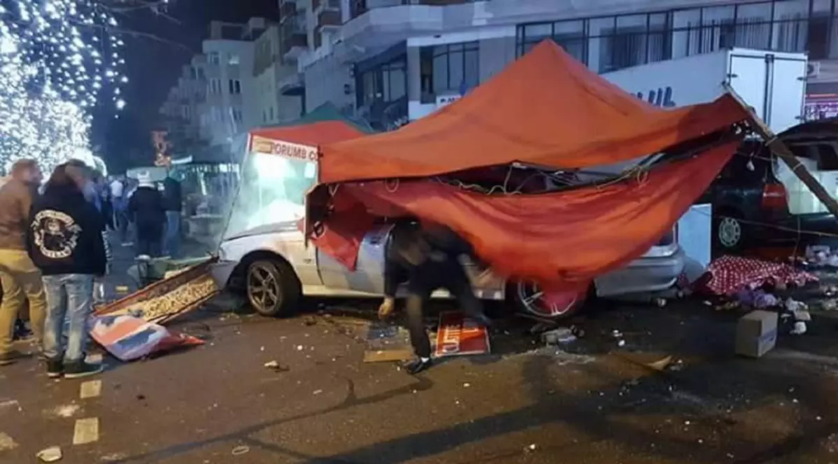 Un șofer a intrat cu mașina într-un stand la Târgul de Crăciun din Mioveni