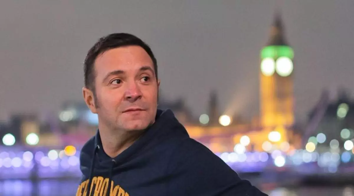 daniel Buzdugan se sprijină de un ponton