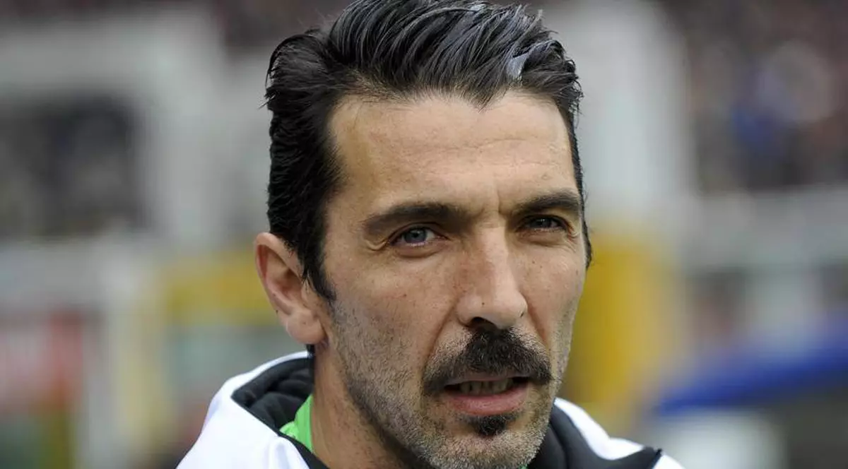 Gigi Buffon, cu mustață