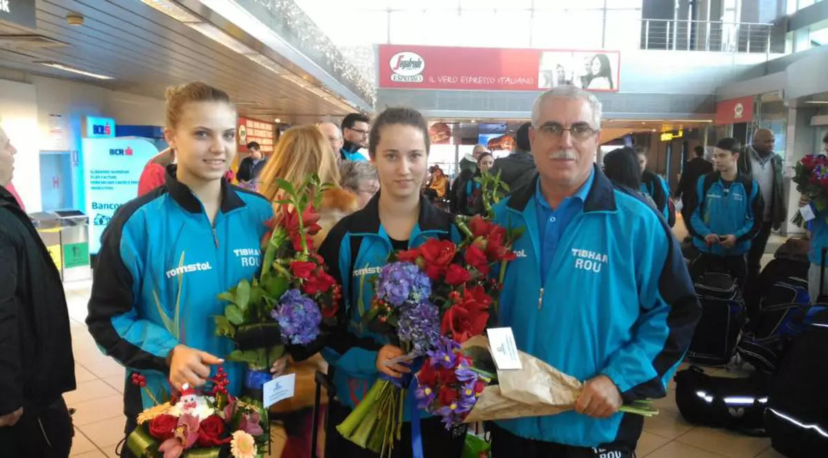 Adina Diaconu (stânga) și Andreea Dragoman, lângă antrenorul care le-a purtat spre succes, Petre Arnăutu FOTO: Facebook FR Tenis de Masă