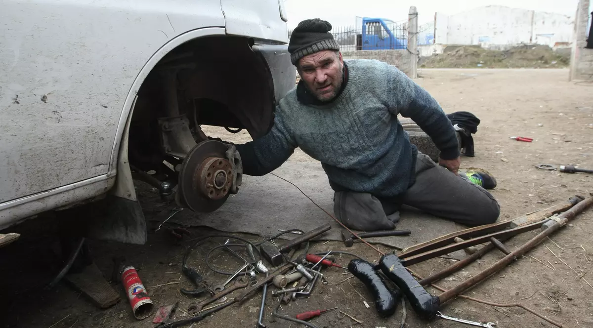 Cel mai sărac mecanic auto: repară BMW, dar umblă cu o căruţă