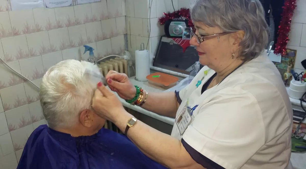 Stau la coadă să se tundă cu 5 lei înainte de Crăciun! GALERIE FOTO