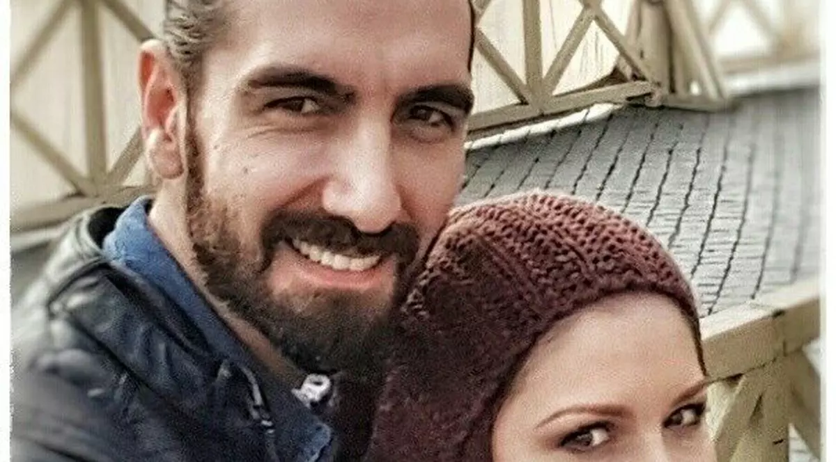 Cristina Bălan, alături de soțul ei, gabriel Bălan, pozează în aer liber, îmbrățișați