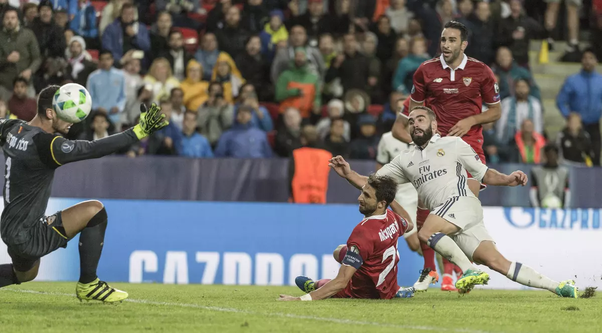 Dani Carvajal (în alb), fotbalistul lui Real Madrid, înscrie golul victoriei cu FC Sevilla din Supercupa Europei 2016. (FOTO: EPA)