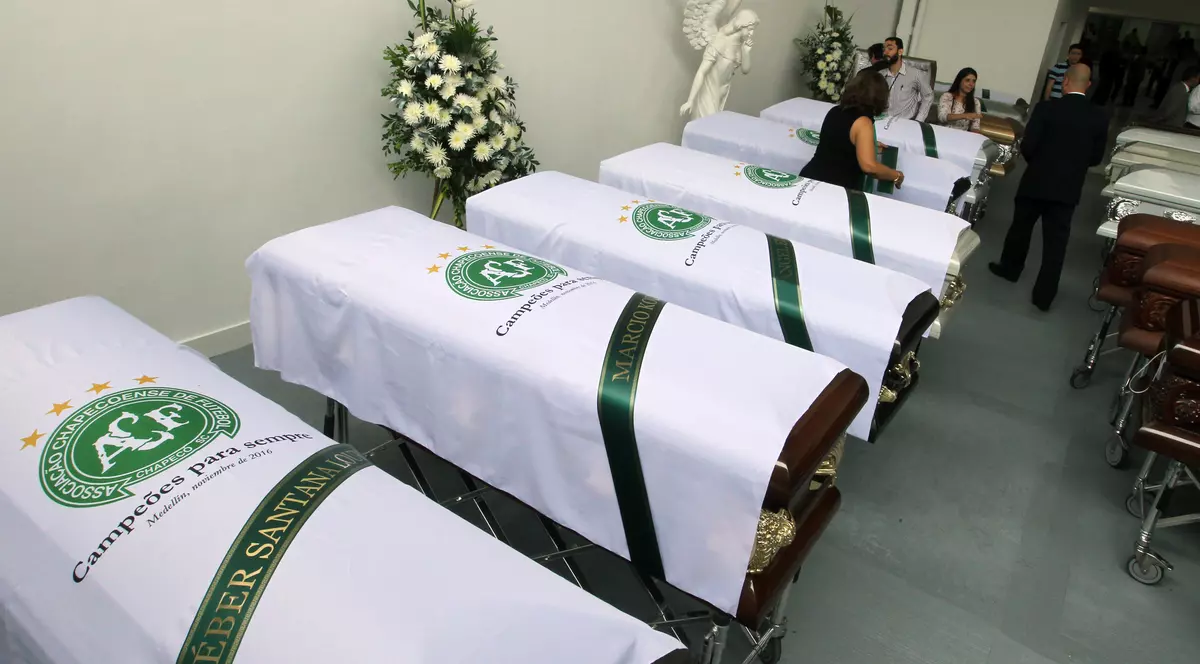 Brazilienii se pregătesc să primească sicriile fotbaliștilor, oficialilor și jurnaliștor decedați în avionul care transporta echipa Chapecoense în Columbia