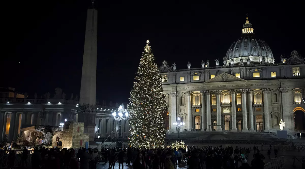 Bradul de Craciun de la Vatican are 25 de metri și 18.000 de beculete