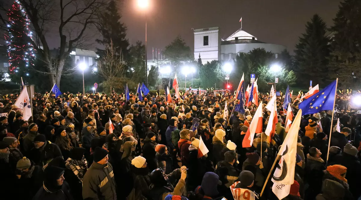 Tensiuni în Polonia | Protestele s-au extins în alte orașe. Apelul lui Donald Tusk