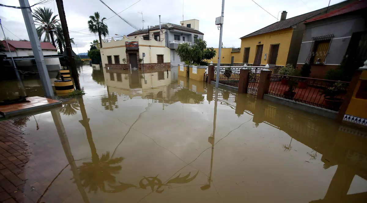 Inundațiile fac ravagii în Spania. Momentul dramatic în care un bărbat este luat de puhoaie | VIDEO