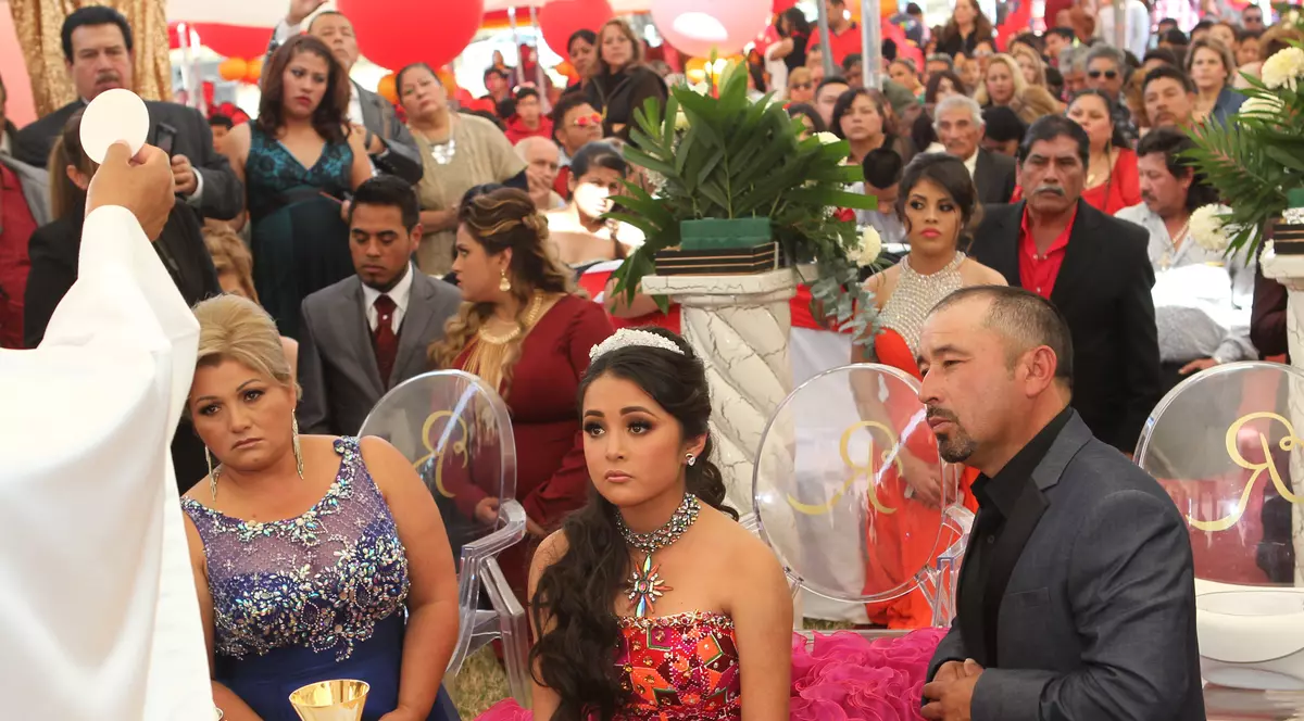 “Ziua Izabelei”, în varianta mexicană. Mii de oameni, prezenți la aniversarea de 15 ani a unei adolescente