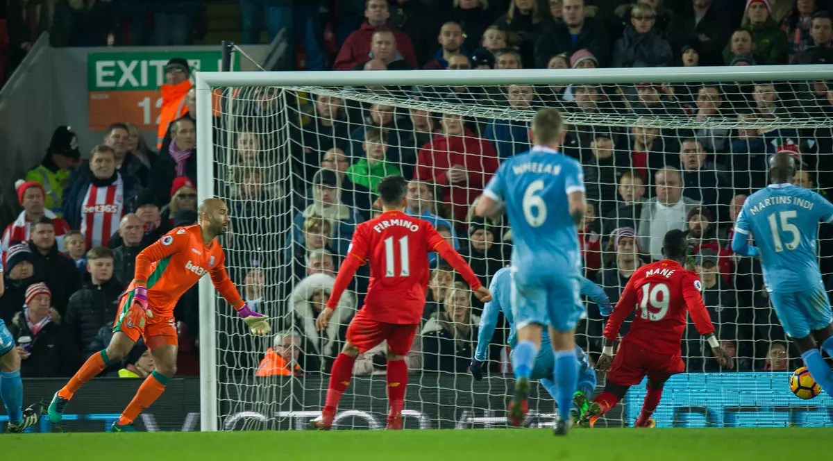 Sadio Mane (în roşu, numărul 19) înscrie un gol pentru Liverpool în meciul cu Stoke City. (FOTO: EPA)