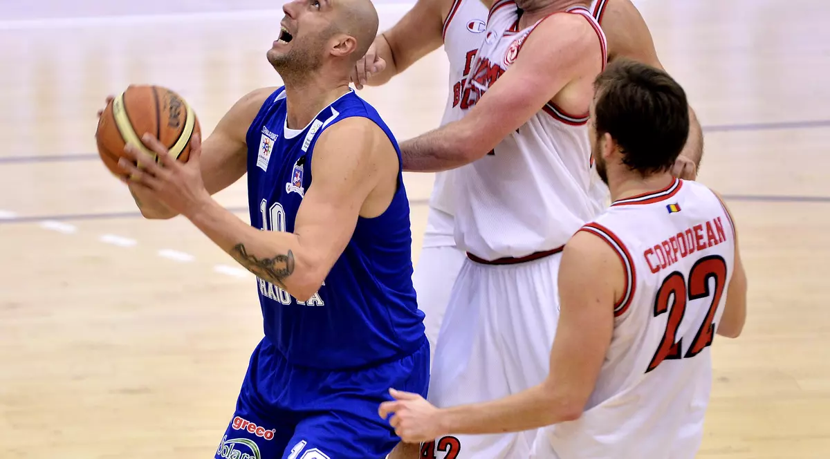 Cătălin Burlacu (în albastru) se pregăteşte să arunce la coş, în ciuda opoziţiei a trei adversari. (FOTO: HEPTA)